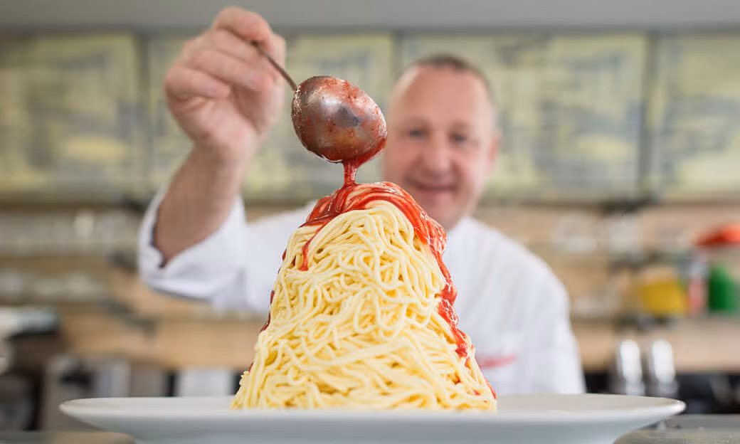 Spaghettieis được làm từ kem vani nén qua máy ép spatzle hoặc máy nghiền khoai tây để tạo hình giống những sợi mỳ ống.