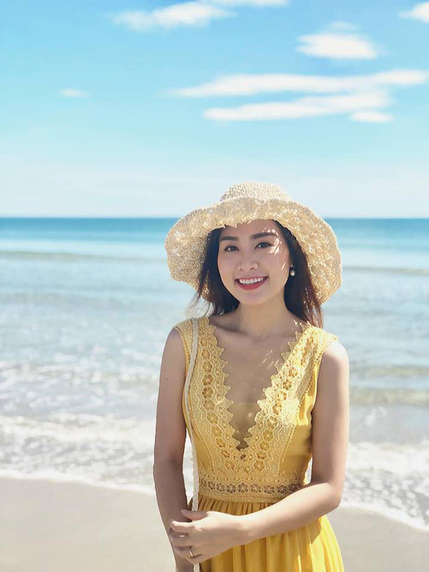 Chiếc đầm xẻ ngực sâu giúp bà mẹ 2 con khoe vòng một lấp ló.