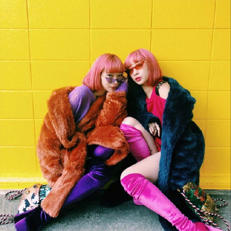 Cặp chị em đã thổi một làn gió mới vào làng thời trang châu Á với vẻ đẹp giao hoà giữa Á Đông và châu Âu tân tiến.