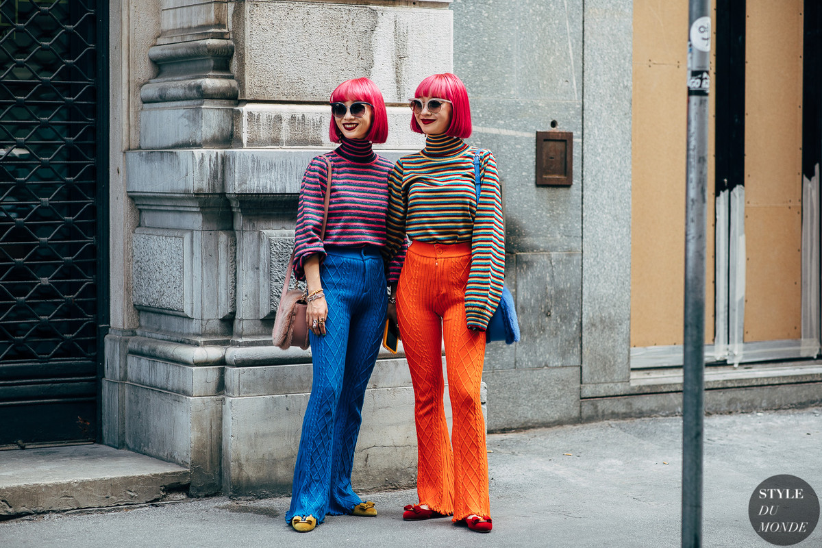 Hai cô gái luôn lựa chọn các trang phục màu sắc nổi bật như hồng neon hay màu cam bắt mắt.