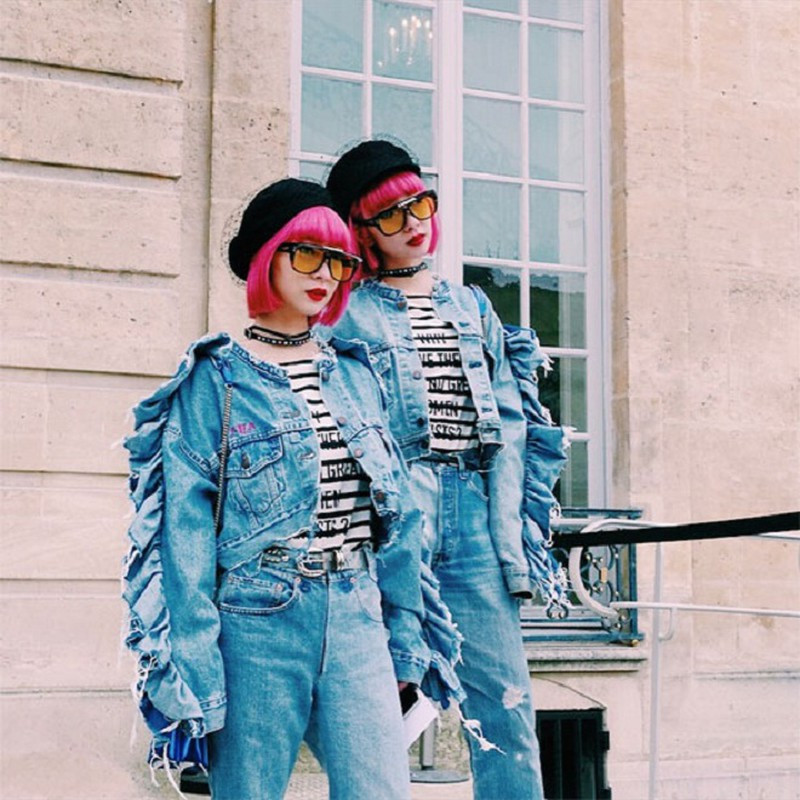 Nhờ mái tóc hồng nổi bật cùng gu thẩm mỹ tươi mới mà Ami và Aya luôn toả sáng giữa đám đông.