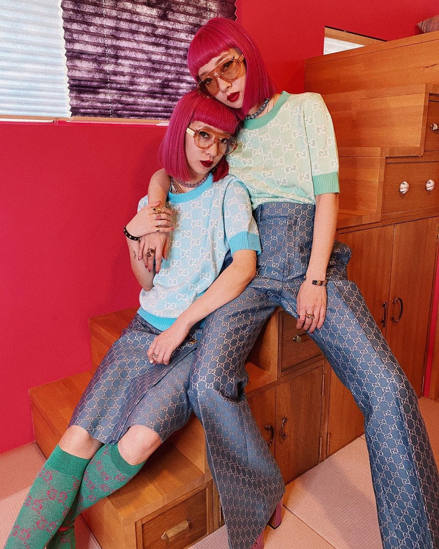 Một đặc điểm dễ nhận thấy là hai cô nàng luôn diện đồ tông xuyệt tông, từ quần, áo, phong cách cho tới cả màu tóc và phụ kiện.