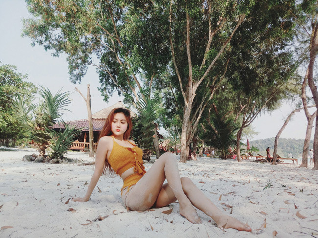 Trên trang cá nhân, cô không ngại đăng ảnh gợi cảm, khoe dáng nuột trong trang phục kiệm vải như bikini.