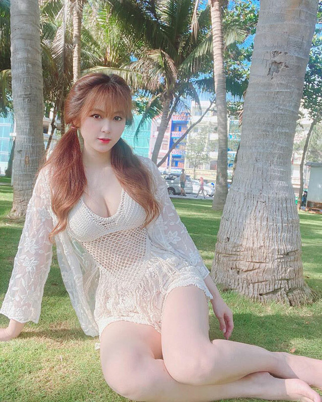 Nhiều người nhận xét, cô giáo nổi tiếng năm nào ngày càng nóng bỏng, cuốn hút và sở hữu nhan sắc thăng hạng hơn rất nhiều.