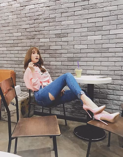Trước đây, Ngọc Trinh cũng từng bị chê bai vì cách diện quần jeans rách mông táo bạo.