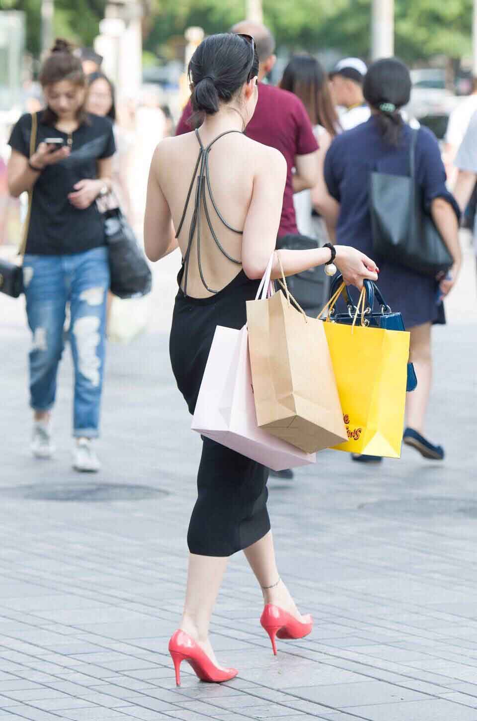 Cô gái mặc chiếc váy điệu đà với những đường cắt xẻ táo bạo nhưng để lộ hết tấm lưng trần làm người xung quanh “nóng mắt”. Ảnh: Internet.