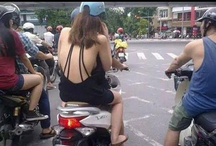 Hình ảnh cô gái trẻ ngồi sau xe máy ôm bạn trai, mặc trang phục hở lưng phản cảm đã nhận không ít "gạch đá" từ dân mạng.