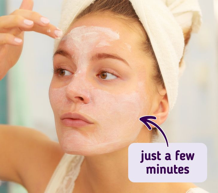 2. Bôi sữa chua hoặc sữa: Các nhà khoa học cho rằng axit lactic trong sữa chua có thể là một chất làm mờ vết nám trên da. Bạn chỉ có thể sử dụng sữa chua hoặc sữa hữu cơ. Ngâm một miếng bông vào sữa và đắp lên mặt. Để yên trong vài phút và sau đó rửa sạch. Bôi kem dưỡng ẩm. Lặp lại quy trình này 2 lần/ngày, chẳng hạn như vào buổi sáng và trước khi đi ngủ.