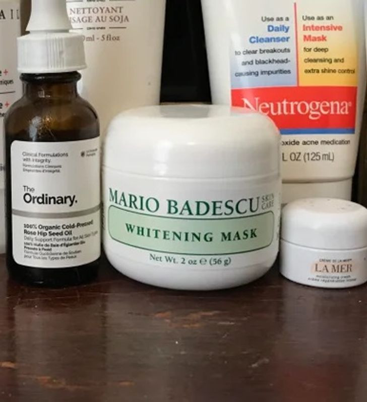 8. Tránh các chất làm sáng da có chứa thủy ngân: Bạn nên hết sức cẩn thận về những gì bạn thoa lên da. Nếu bạn thấy thủy ngân trong thành phần, hãy tránh những sản phẩm làm đẹp này vì chúng có thể khiến da mỏng và dễ vỡ hoặc đổi màu vĩnh viễn.