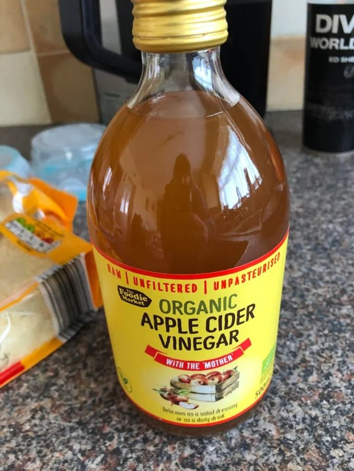 5. Bôi giấm táo: Các nhà khoa học cho biết, giấm táo có thể giúp chống lại tình trạng tăng sắc tố da nhờ axit axetic có tác dụng làm sáng da. Trộn giấm táo và nước sạch theo tỉ lệ 1:1. Thoa lên vùng da có vết thâm và để trong 2-3 phút. Sau đó, rửa sạch bằng nước ấm. Lặp lại hai lần một ngày.