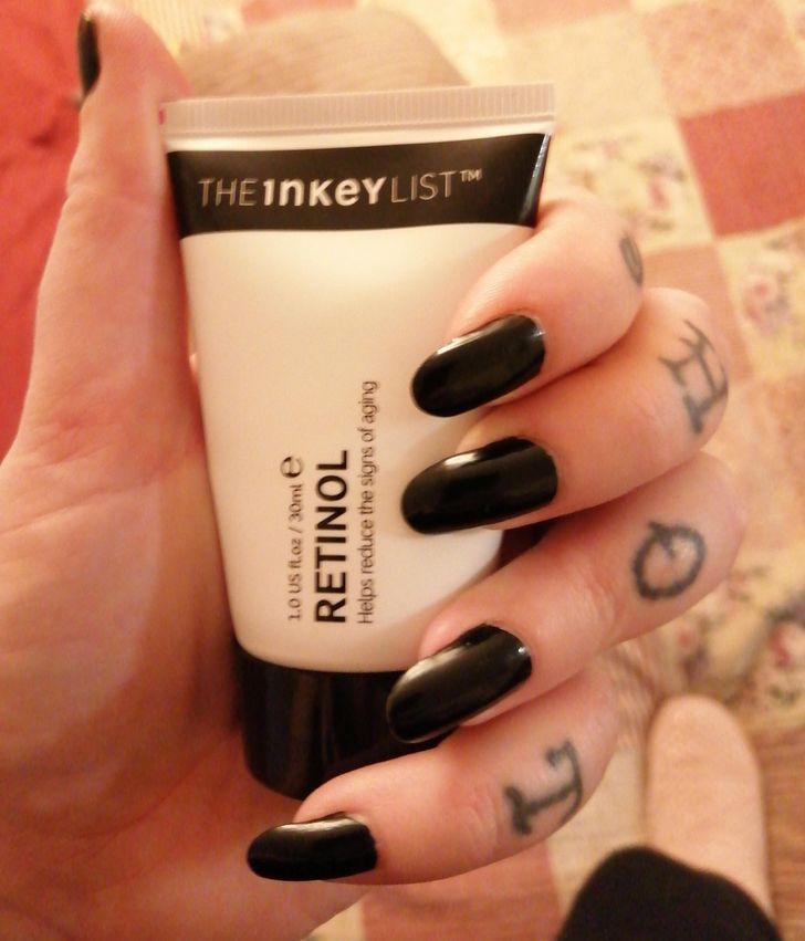 7. Kiểm tra các sản phẩm có retinol: Retinol rất quan trọng trong việc điều trị da sắc tố. Chúng cũng đóng một vai trò trong việc chữa trị mụn trứng cá, bệnh vẩy nến. Bạn hãy sử dụng sản phẩm có retinol mỗi ngày trong 2-3 tuần để đạt được kết quả.