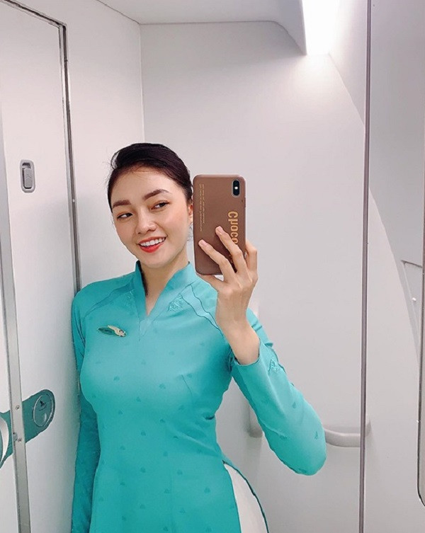 Dương Thu Thảo (SN 1992) được biết đến là một tiếp viên xinh đẹp của Vietnam Airlines. Cô còn là nhân vật cực nổi tiếng trên mạng xã hội khi sở hữu các tài khoản Instagram và TikTok có lần lượt hơn 32.000 và 226.000 lượt theo dõi.
