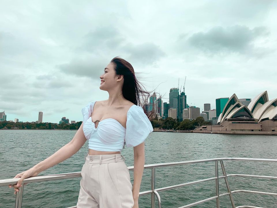 Nữ tiếp viên hàng không xinh đẹp khá ưu ái các kiểu váy áo xẻ ngực sâu khoe vòng một nóng bỏng.