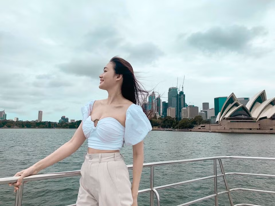 Nữ tiếp viên hàng không xinh đẹp khá ưu ái các kiểu váy áo xẻ ngực sâu khoe vòng một nóng bỏng.