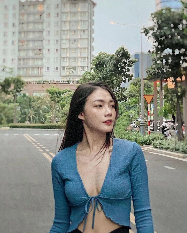 Trong loạt ảnh mới trên trang cá nhân, Thu Thảo mặc croptop cột dây hở ngực, để lộ vòng 1 đầy đặn, lấp ló cực sexy. Kết hợp với chiếc áo gợi cảm, cô chọn quần lưng cao ống rộng, làm tôn lên vóc dáng cao ráo.