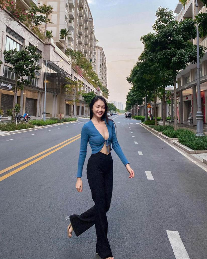 Nếu như khi đi làm chỉn chu, chừng mực bao nhiêu thì khi đi chơi, "hoa khôi" tiếp viên hàng không lại chuộng gu thời trang cực sexy. Loạt ảnh mới của Dương Thu Thảo chứng minh điều này.