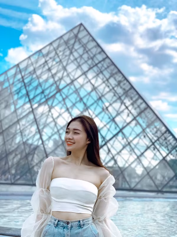 Vốn sở hữu vóc dáng chuẩn nên cô nàng cũng chẳng ngại khoe với các trang phục gợi cảm như váy áo ôm sát hay những kiểu áo croptop.