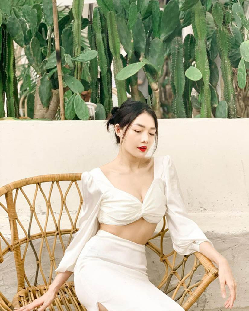 Ngoài đời, Thu Thảo gây ấn tượng với ngoại hình xinh đẹp cùng nụ cười rạng rỡ, khiến dân tình chỉ muốn ngắm mãi không thôi.