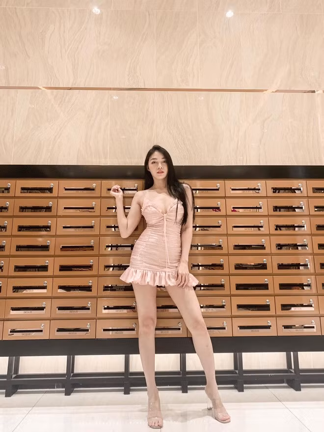 Người đẹp sinh năm 1992 diện đầm hai dây bó sát khoe vóc dáng nuột nà, căng tràn sức sống.