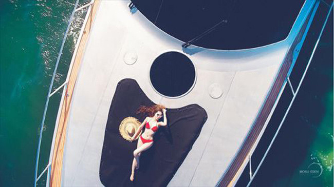 Hình ảnh cô nàng diện bikini gợi cảm nằm trên du thuyền từng xuất hiện trong một bài báo nước ngoài viết về cuộc sống xa hoa của cậu ấm, cô chiêu Việt. 