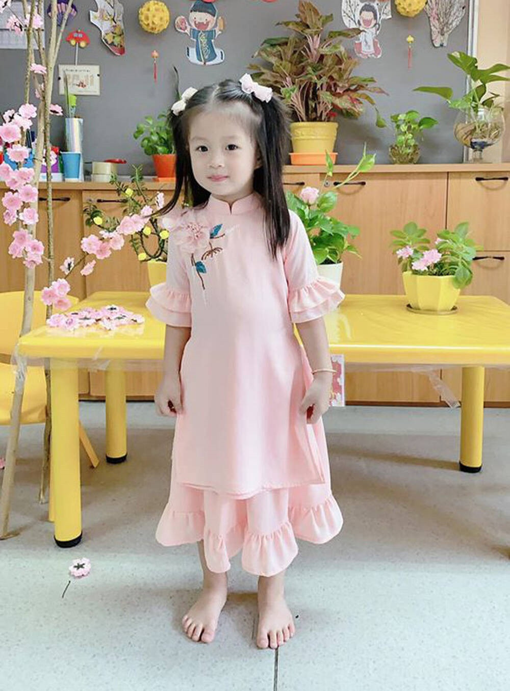 Càng lớn càng xinh đẹp giống mẹ, con gái Á hậu Diễm Trang gây sốt khi khoe dáng trong bộ áo dài màu hồng lạ mắt.