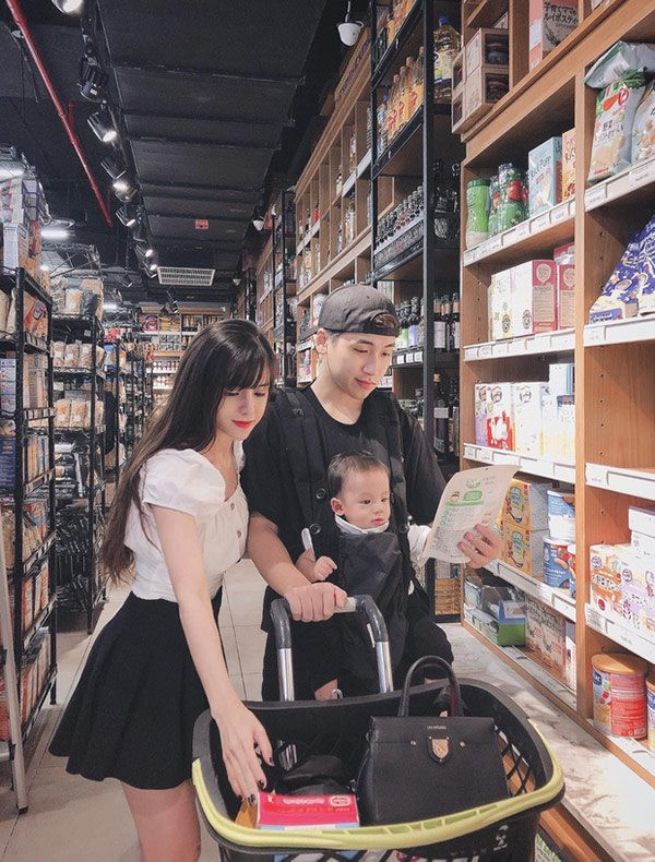 Dù đã là mẹ 1 con nhưng Mỹ Linh thường xuyên lên đồ khá trẻ trung và thời thượng trong các shoot hình trên trang cá nhân.