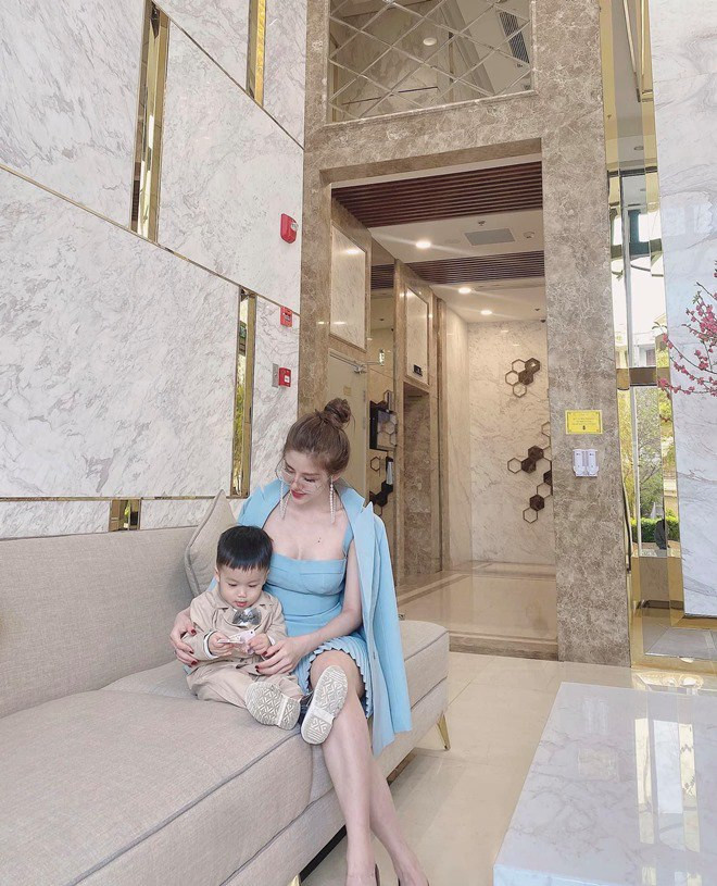 Không chỉ xinh đẹp, vợ cũ của vlogger Huy Cung ngoài đời sở hữu gu thời trang sành điệu không thua kém các hot girl.