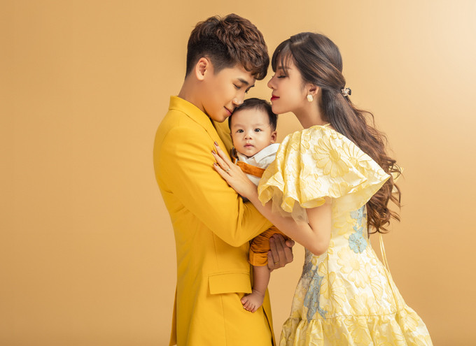 Tối ngày 18/4, cư dân mạng xôn xao với thông tin vlogger Huy Cung chính thức xác nhận thông tin đã ly hôn với vợ sau 3 năm chung sống. Ngay sau đó, vợ anh là Mỹ Linh (sinh năm 1997, ở Phú Thọ) cũng đã lên tiếng liên quan đến chuyện tan vỡ của cả hai.