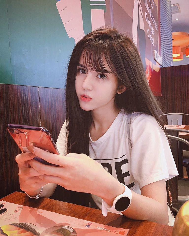 Khi thì cô lại trẻ trung và giản dị với áo phông trắng. Ảnh: FBNV.