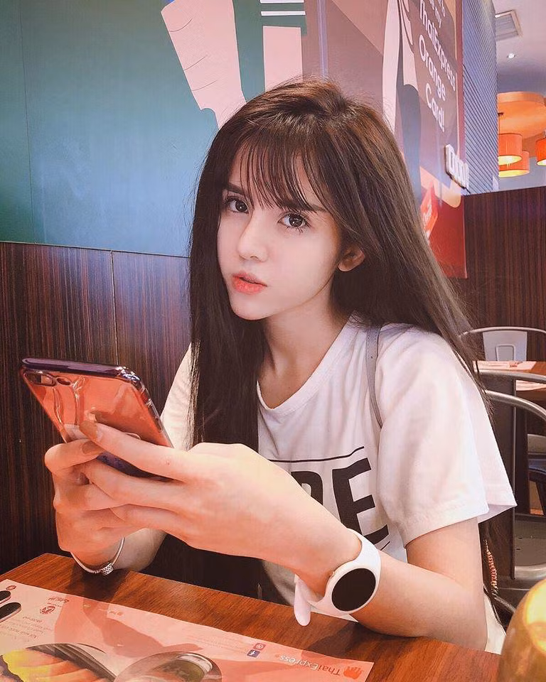 Khi thì cô lại trẻ trung và giản dị với áo phông trắng. Ảnh: FBNV.