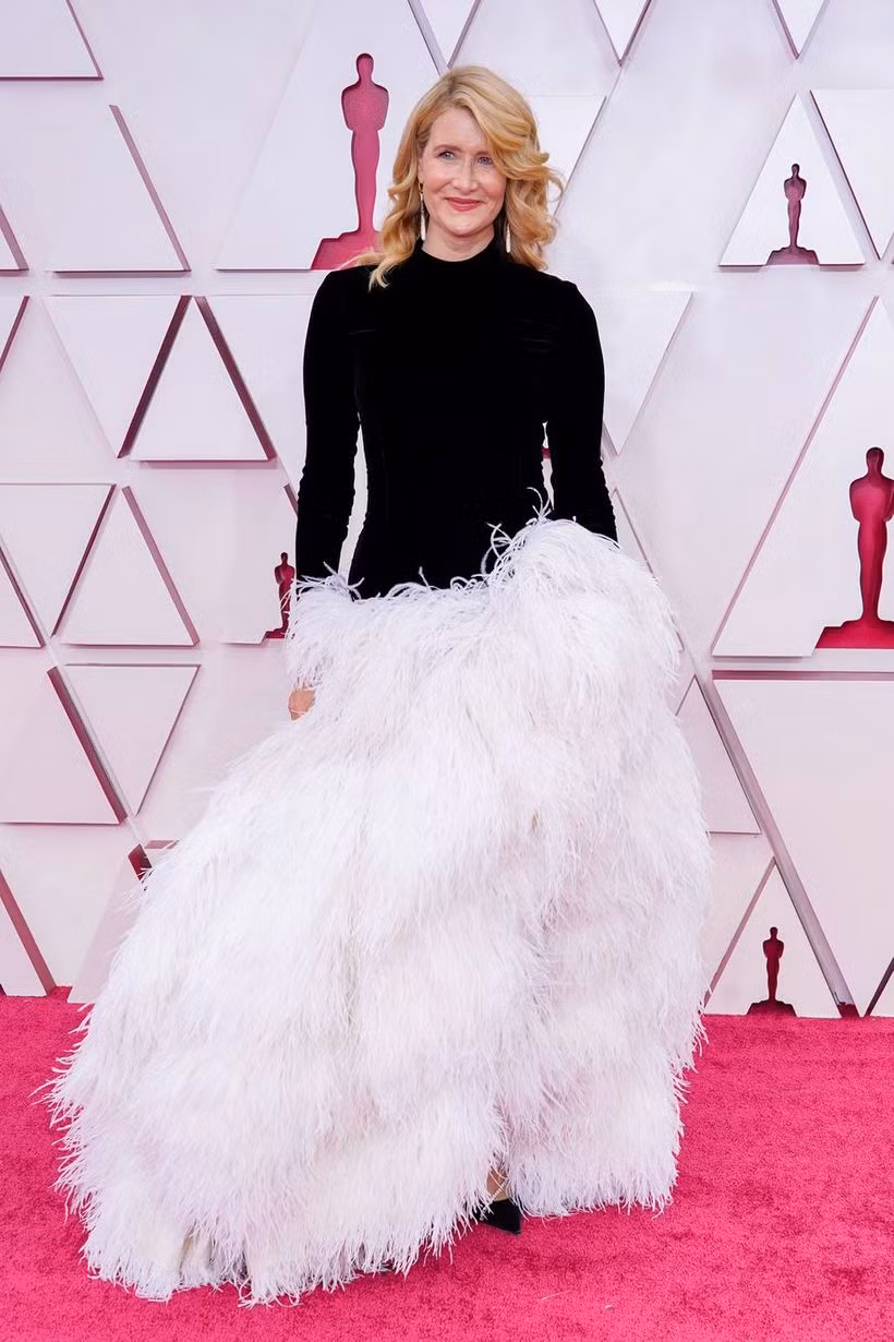 Nữ diễn viên Laura Dern diện một bộ váy lông vũ khổng lồ trông khá diêm dúa và thiếu tinh tế
