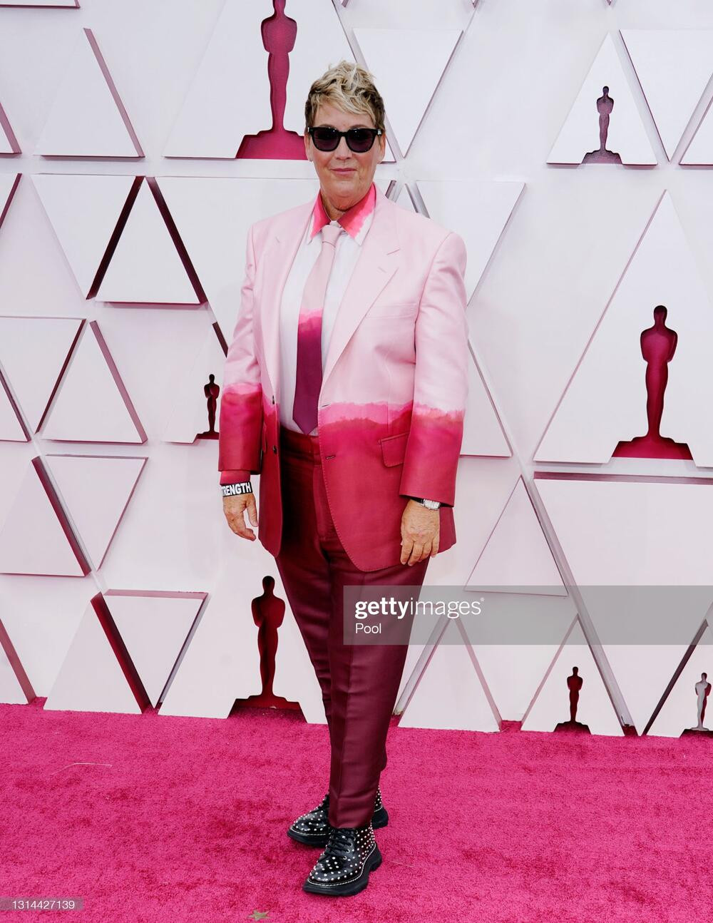 Nhà sản xuất phim Kori Rae với sự kết hợp bộ trang phục gây khó chịu cho người nhìn.