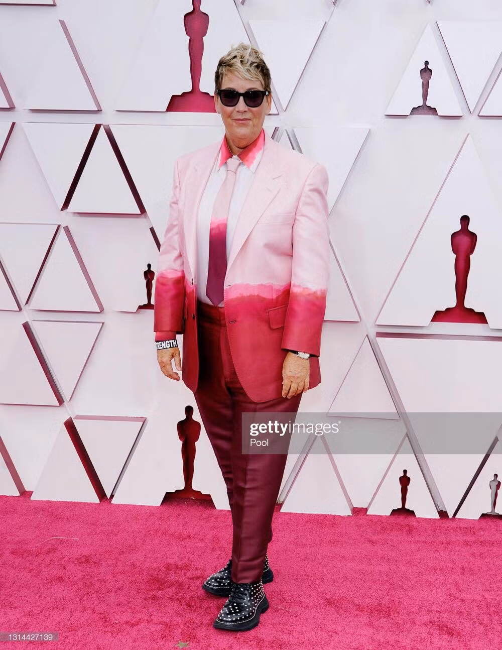 Nhà sản xuất phim Kori Rae với sự kết hợp bộ trang phục gây khó chịu cho người nhìn.