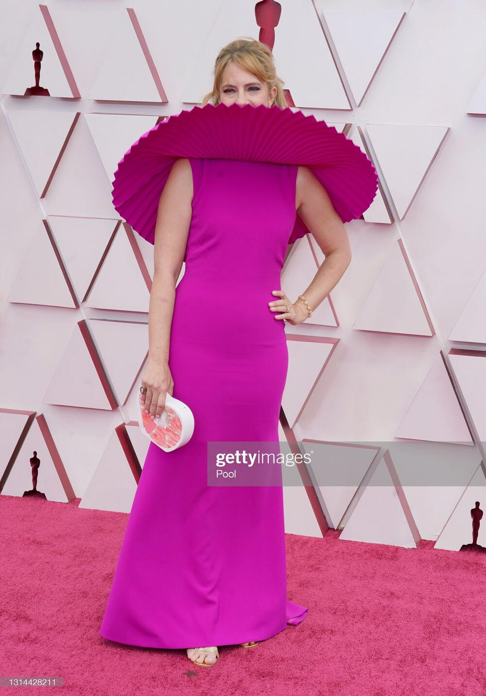 Biên kịch Erica Rivinoja gây khó hiệu khi kết hợp chiếc túi cầm tay có hình con tôm với chiếc đầm hồng.