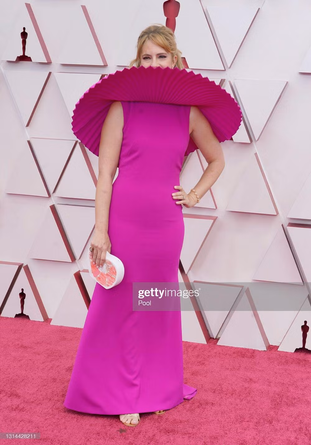 Biên kịch Erica Rivinoja gây khó hiệu khi kết hợp chiếc túi cầm tay có hình con tôm với chiếc đầm hồng.