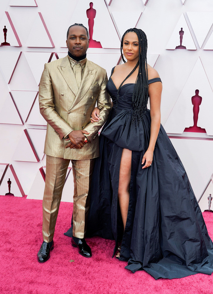 Leslie Odom Jr. xuất hiện trên thảm đỏ với bộ vest mạ vàng 24K lạ mắt của một thương hiệu cao cấp. Anh đến dự lễ cùng vợ là nữ diễn viên Nicolette Robinson.