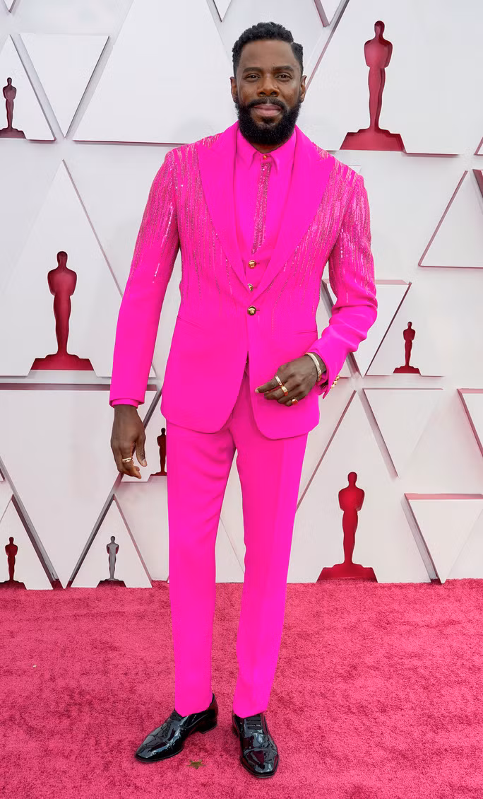 Colman Domingo gây “nhức mắt” khi diện bộ âu phục màu hồng rực có đính 4.500 viên pha lê.