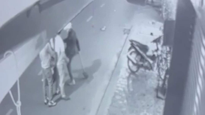 Video: Thanh nien dung xeng danh phu nu, tre sau va cham giao thong