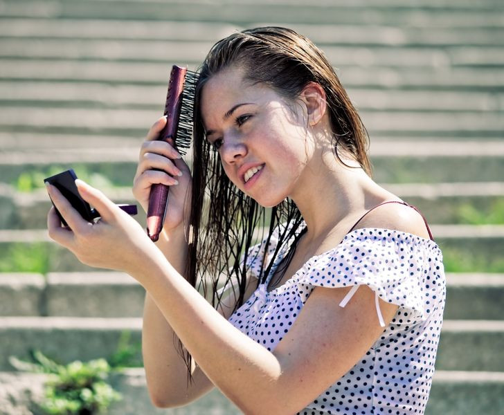 Sai lầm 4: Chải tóc ướt. Chải tóc ướt thường xuyên có thể trở thành lý do khiến tóc dễ gãy và rụng. Nước làm suy yếu hàng rào bảo vệ của sợi tóc và khiến chúng dễ bị tổn hơn. Nếu cần tạo kiểu tóc ngay sau khi gội đầu, nên dùng lược răng thưa.