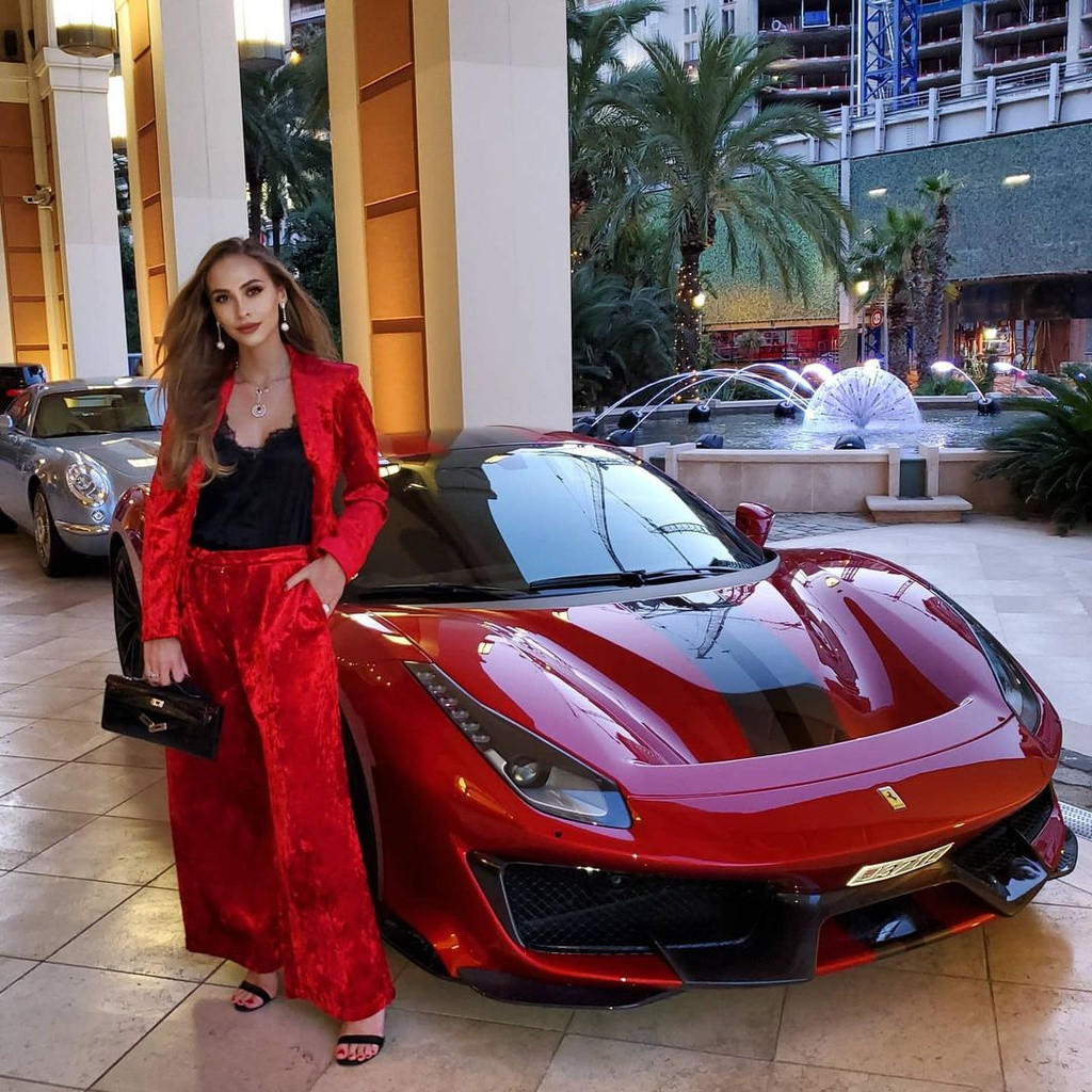 Sở hữu vóc dáng hoàn hảo, tiểu thư nhà tỷ phú Nga tự tin theo đuổi gu thời trang gợi cảm, sành điệu.