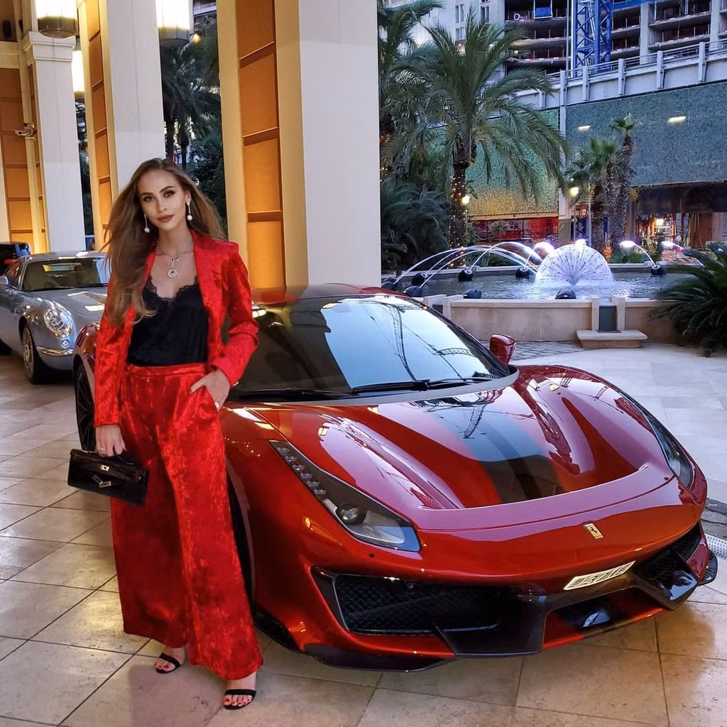 Sở hữu vóc dáng hoàn hảo, tiểu thư nhà tỷ phú Nga tự tin theo đuổi gu thời trang gợi cảm, sành điệu.