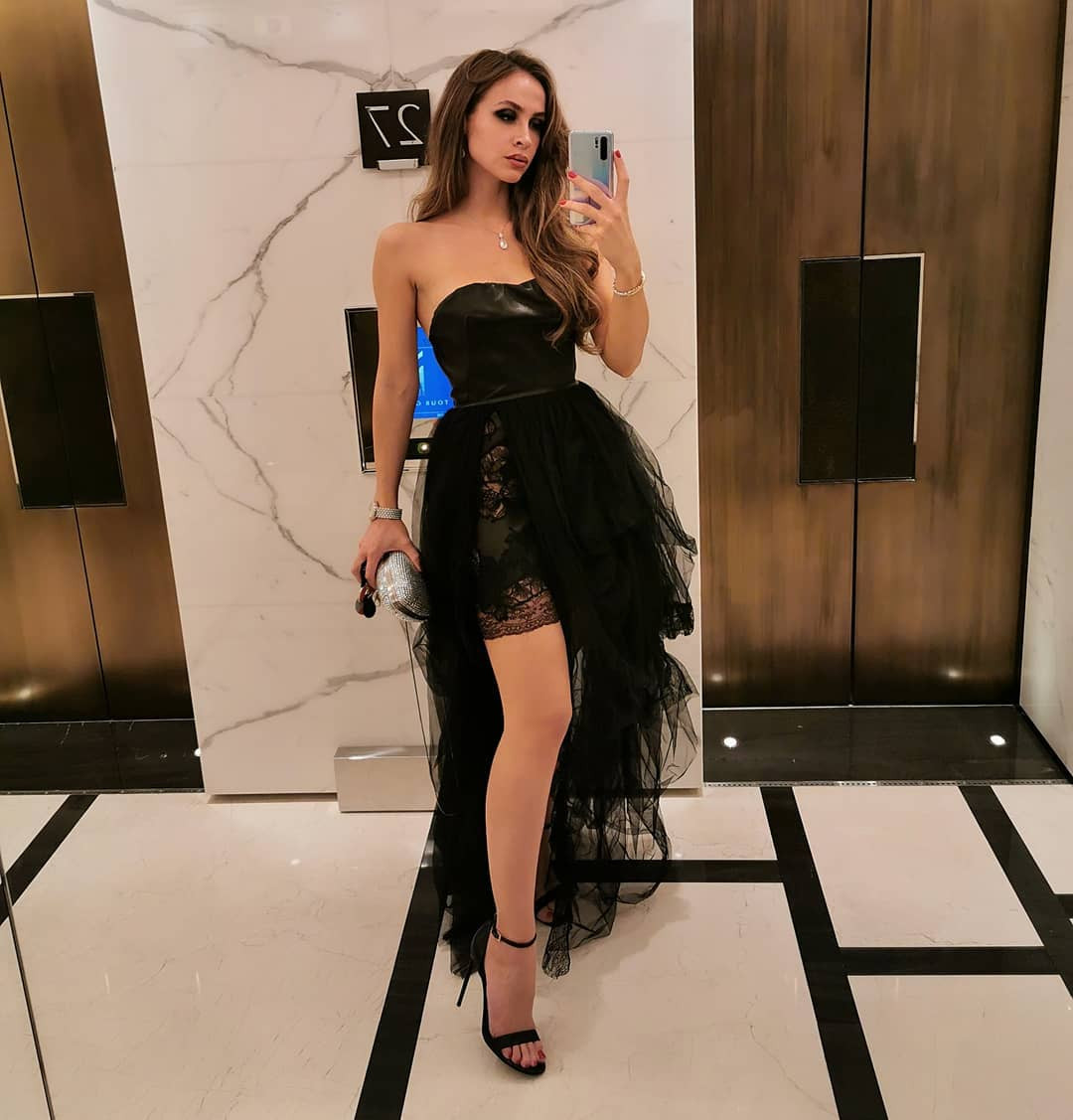 Lolita Osmanova ăn mặc gợi cảm nhưng luôn tiết chế không quá hở hang. Cô thường chọn trang phục khoe vai gầy hoặc đôi chân thon bằng cách diện áo lệch vai, chân váy, quần short.