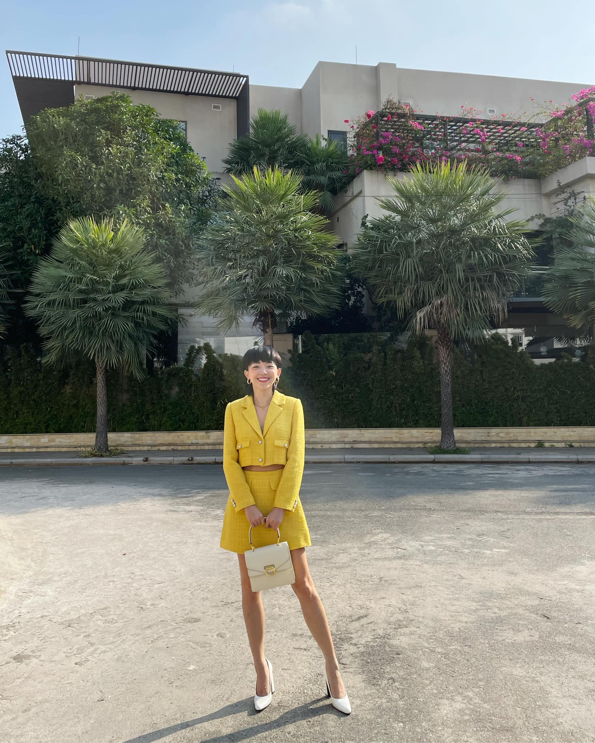 Chọn trang phục bắt trend thời trang 2021, cô nàng diện set đồ màu vàng được dự báo cực hot trong năm nay.