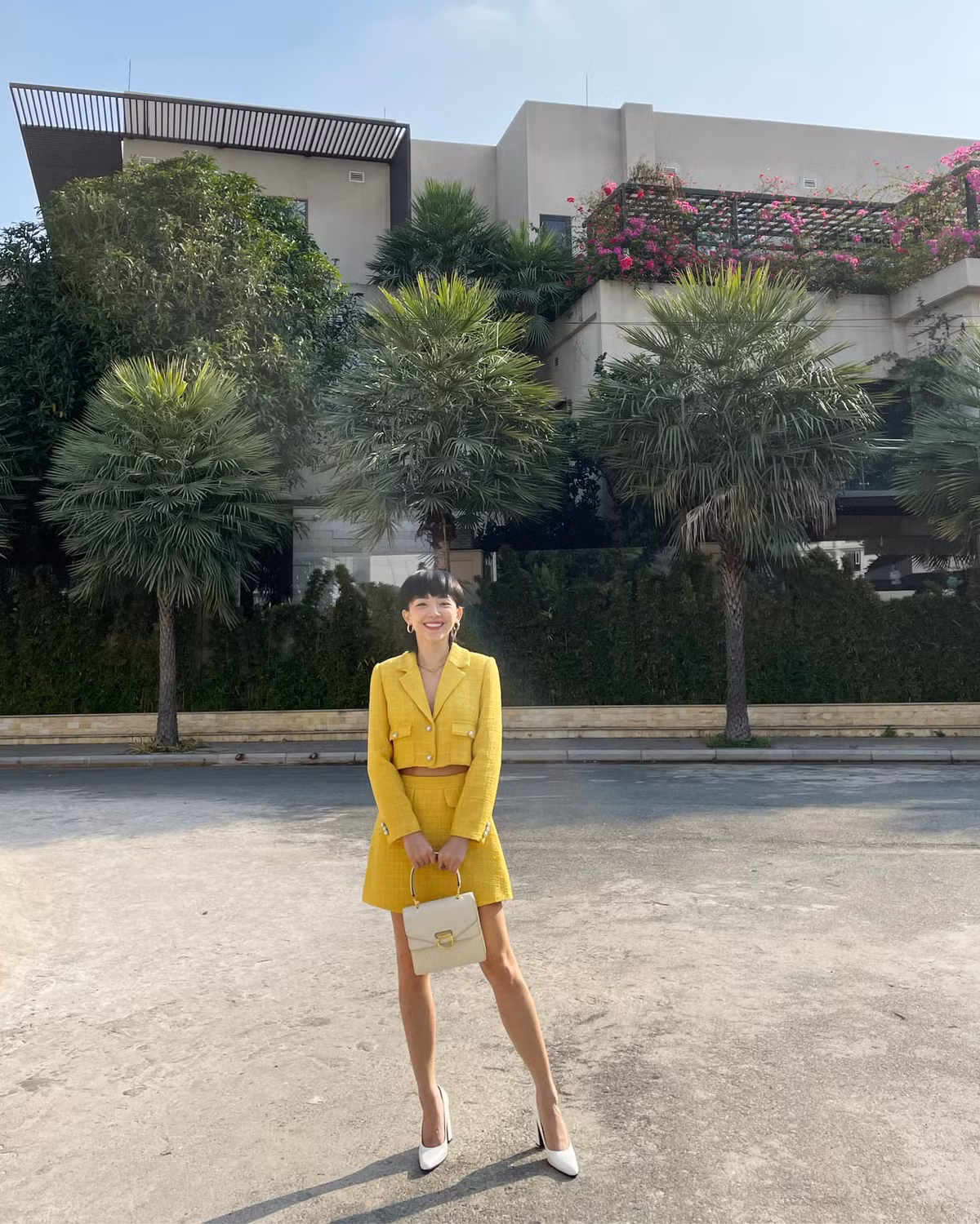 Chọn trang phục bắt trend thời trang 2021, cô nàng diện set đồ màu vàng được dự báo cực hot trong năm nay.