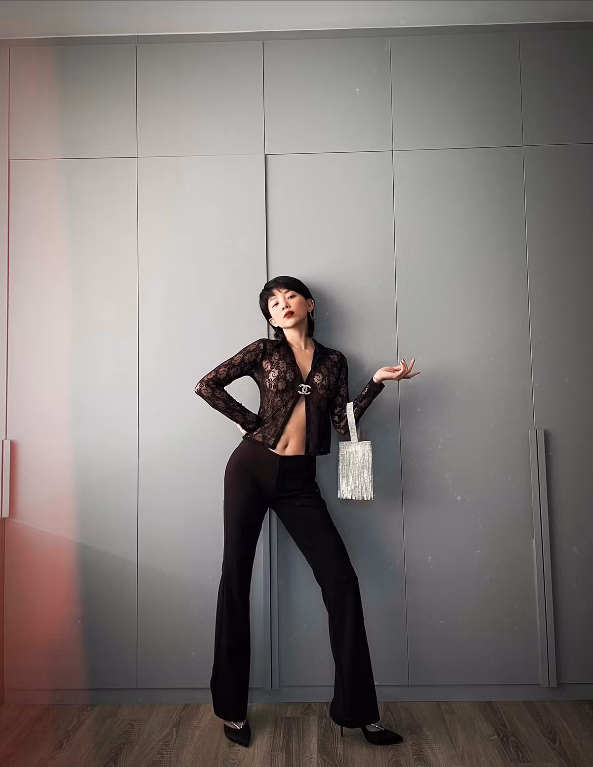 Lần khác, nữ ca sĩ chọn trang phục cực sexy với áo ren xuyên thấu, quần âu ống đứng và túi xách tay tau rua ánh kim.