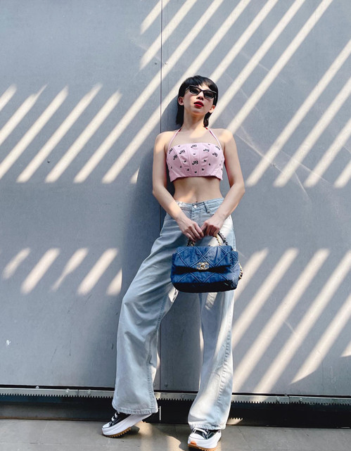 Tóc Tiên xuống phố đầu xuân với set đồ khoe lưng trần và eo thon gồm áo crop-top cổ yếm phối cùng quần jeans.