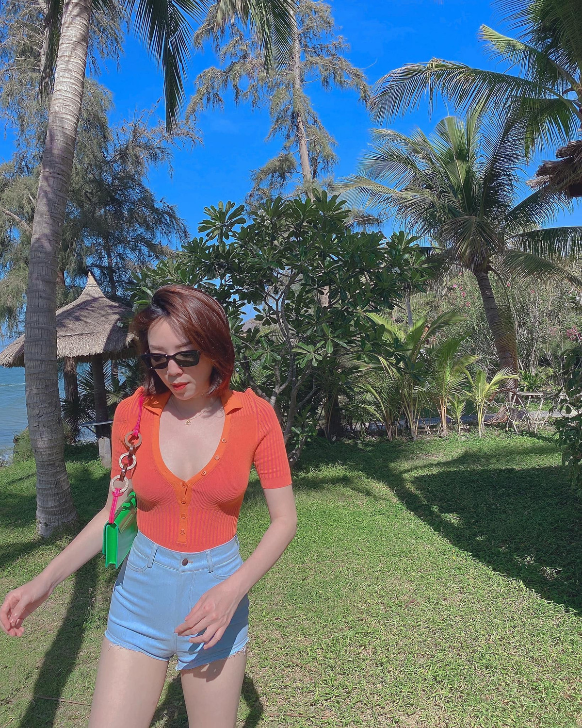 Đôi khi, cô nàng lại ưa chuộng các trang phục giúp phô trương vòng một và đôi chân dài miên man.