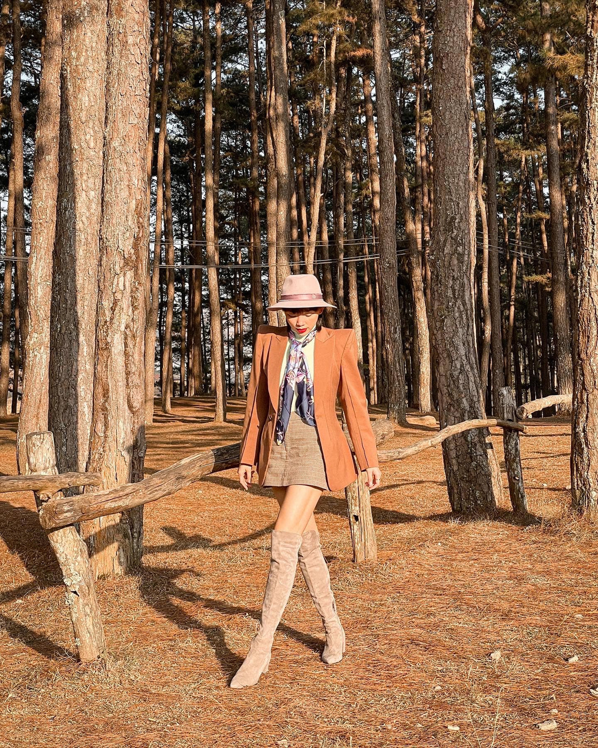 Khi đi du xuân vào dịp đầu năm, Tóc Tiên chọn chân váy ngắn dễ hack dáng để mix cùng bốt cổ cao, áo blazer tông nâu ấm áp.