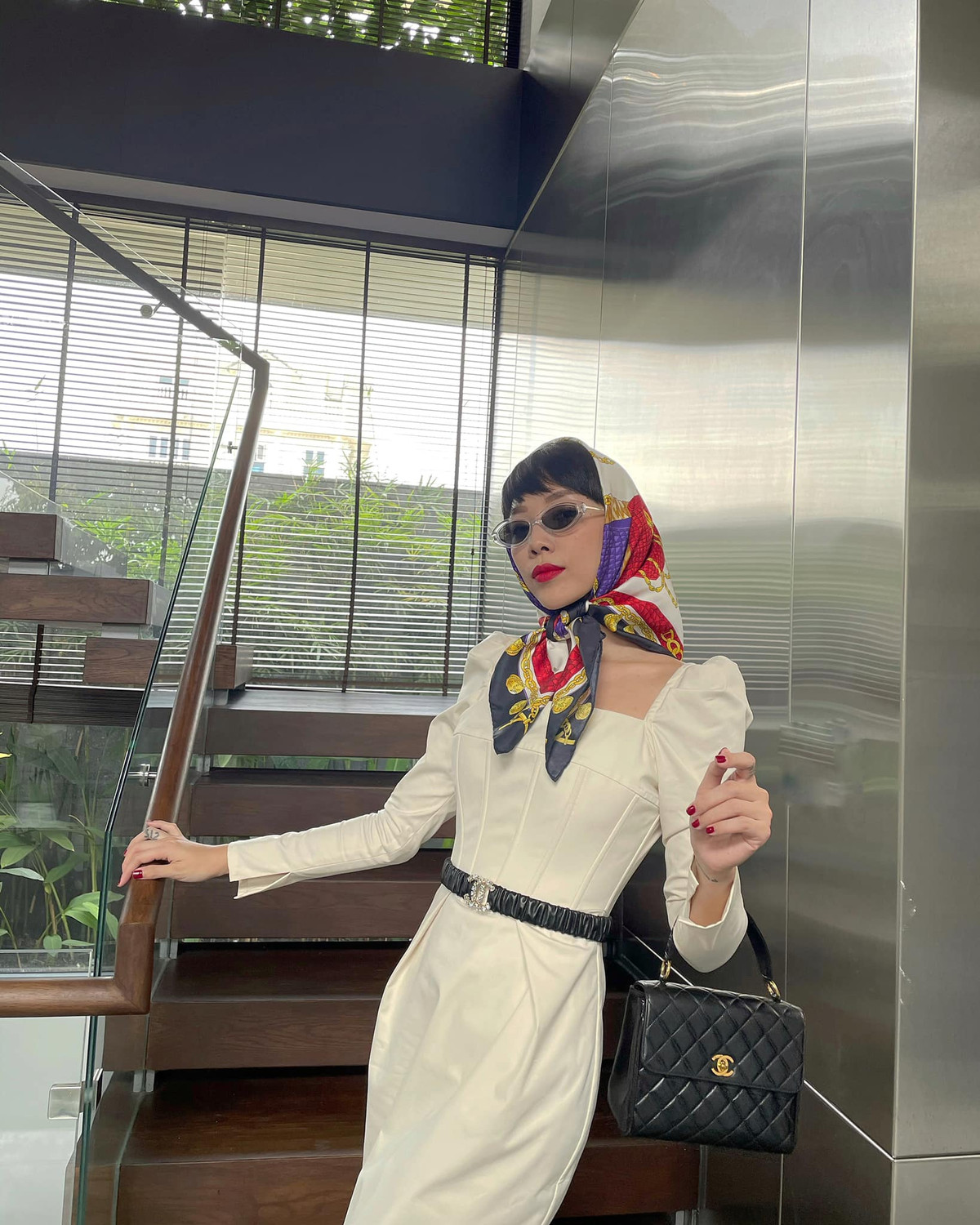 Trang phục đi du xuân của Tóc Tiên cũng khá đa dạng với chiếc váy liền thân với kiểu tay bồng mang hơi hướng cổ điển.