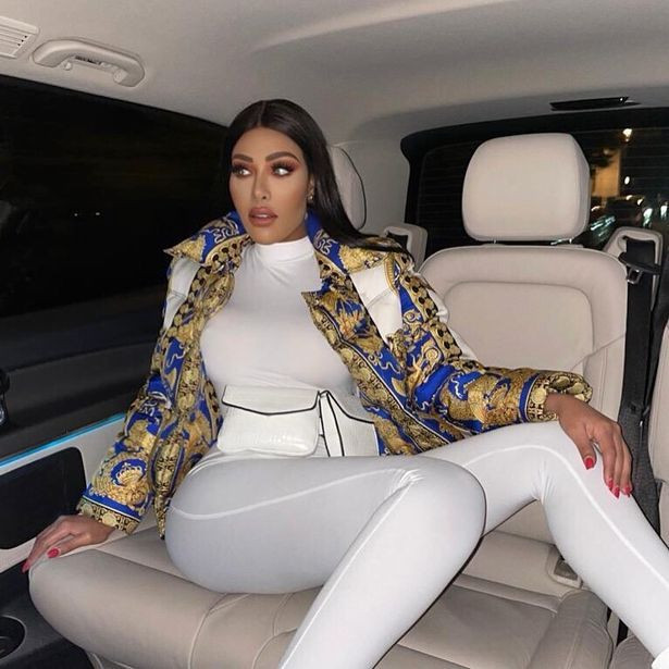 Ngoài ra, cô gái này cũng chi tiền mua một số món đồ hàng hiệu mà ngôi sao truyền hình thực tế sử dụng như Balmain, Gucci và Prada. Ảnh: IG.